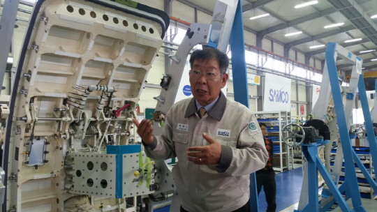 이창우 샘코 대표가 경남 사천에 있는 항공단지에서 항공기 도어 시스템 생산공정에 대해 설명하고 있다. /진주=서정명기자