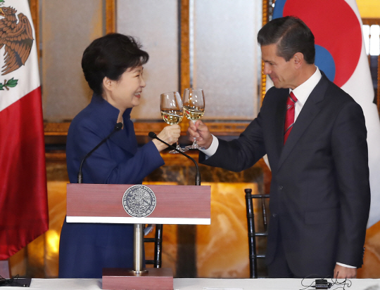 박근혜 대통령과 엔리케 페냐 니에토 멕시코 대통령이 4일(현지시간) 멕시코시티 대통령궁에서 열린 공식 오찬에서 건배를 하고 있다.  /멕시코시티=연합뉴스