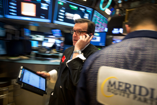 4일(현지시간) 미국 뉴욕증권거래소(NYSE)에서 한 트레이더가 시장 상황을 살펴보고 있다. /뉴욕=블룸버그
