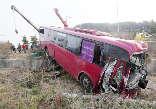 인천공항고속도로에서 통근버스가  옆으로 넘어지는 사고가 발생했다./연합뉴스