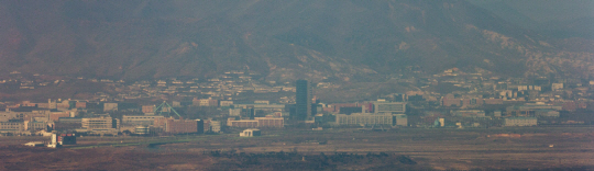 지난 2월24일 경기도 파주시 접경지역에서 개성공단이 흐릿하게 보이고 있다. /연합뉴스