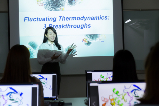 함시현 숙명여대 교수가 강의실에서 학생들에게 역동 열역학(Fluctuating Thermodynamics)에 대한 강의를 하고 있다. /사진제공=함시현 교수 연구실