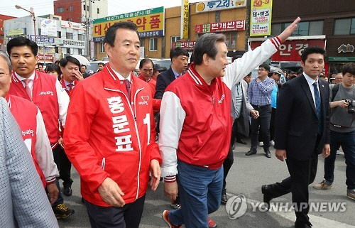 김무성 새누리당 대표가 4.13 총선을 일주일 앞둔 6일 오전 충남 홍성군 홍성읍 조양로에서 열린 홍문표 의원 지원유세에 도착해 시민들에게 인사하고 있다. /연합뉴스