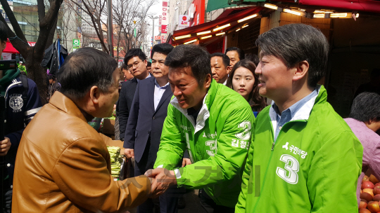 지난달 31일 서울 지하철1호선 개봉역 북부광장에서 안철수(오른쪽) 대표와 함께 선거운동에 나선 국민의당 김철근(가운데) 후보가 주민과 악수하면서 지지를 호소하고 있다. /사진제공=김철근 후보캠프