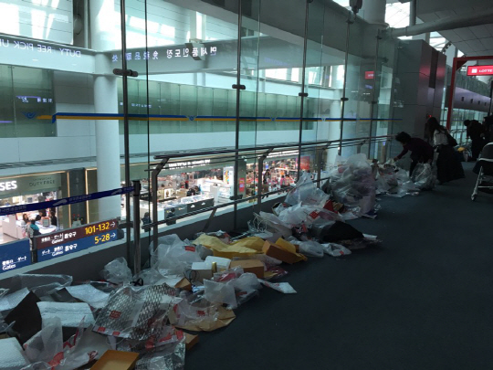 인천공항 면세품 인도장에 쌓인 쓰레기. /이수민기자