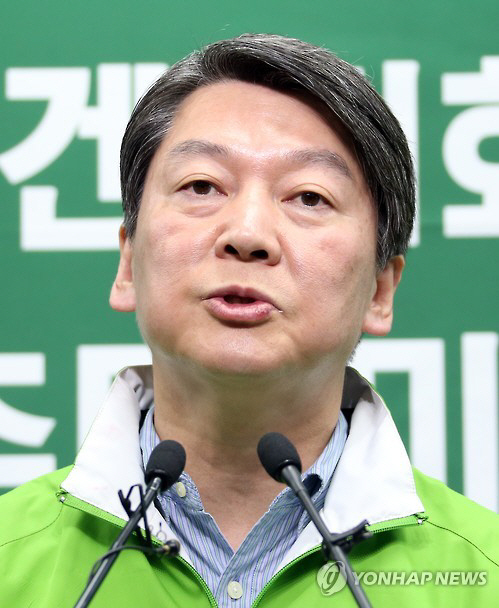 안철수 국민의당 상임공동대표가 6일 서울 마포당사에서 기자회견을 열고 “새누리당과 더불어민주당 대표가 참여하는 공개 TV 토론회를 열자”고 제안하고 있다./연합뉴스