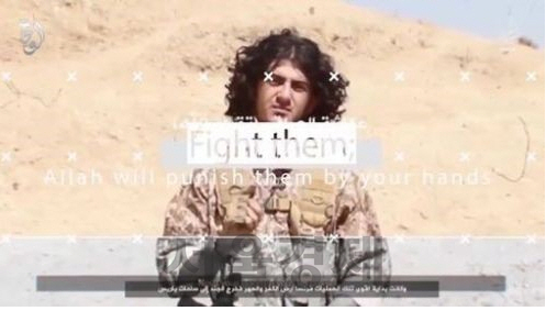 5일(현지시간) 수니파 극단주의 무장단체 이슬람국가(IS)가 공개한 동영상에서 IS 대원으로 추정되는 한 남성이 서방에 대한 테러를 위협하고 있다./자료=유튜브