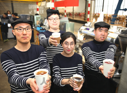 7일 박소민(가운데 아래) NHN굿프렌즈 바리스타와 동료 직원들이 판교 NHN엔터테인먼트의 사내 카페에서 직접 제조한 커피와 음료를 건네고 있다./사진제공=NHN엔터테인먼트