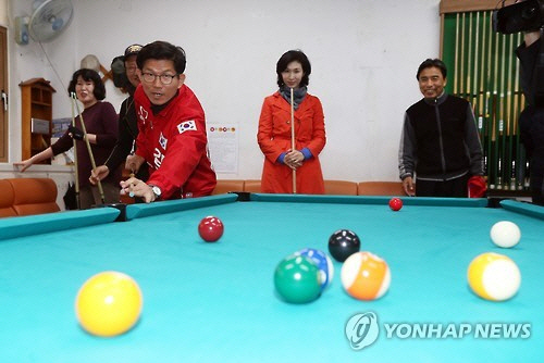 김문수 새누리당 후보(대구 수성갑)와 노소영 아트센터 나비 관장이 7일 대구 노인종합복지관을 방문해 지지를 호소, 당구 실력을 선보이고 있다. /연합뉴스