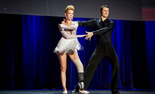 보스턴 테러로 왼쪽 다리를 잃은 댄서 에이드리언 헤이즐럿데이비스(왼쪽)가 휴 허 교수가 개발한 전자 의족을 차고 TED 강연장에서 남성 댄서와 함께 춤을 추고 있다./TED 동영상 캡처