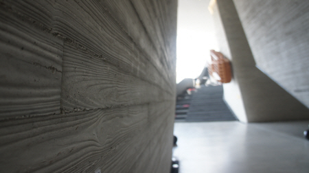 수원시립아이파크미술관의 주요 마감재인 송판 무늬 콘크리트. 무겁고 차가운 느낌의 콘크리트 재질이지만 우리에게 익숙한 나무 무늬가 새겨져 있어 다양한 느낌을 불러일으킨다. /박성호기자