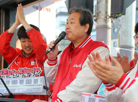 새누리당 김무성 대표가 지난 7일 서울 노원구 롯데백화점 앞에서 서울 노원병에 출마한 이준석 후보의 선거 지원 연설을 하고 있다./ 연합뉴스