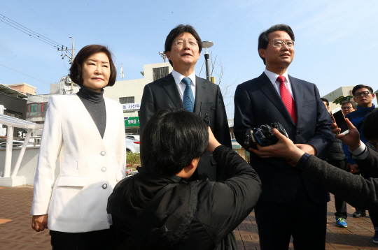 권은희(대구 북갑·왼쪽), 유승민(대구 동을·가운데), 류성걸(대구 동갑·오른쪽) 무소속 후보가 8일 오전 대구 북구 산격3동 주민센터에서 사전투표를 마치고 기자들의 질문에 답하고 있다.   /대구=연합뉴스