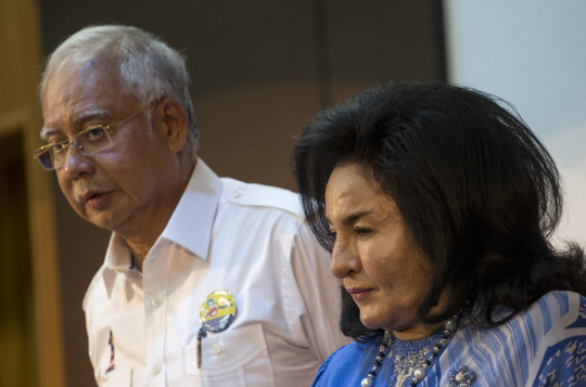 말레이시아 국영투자기업 1MDB에서 막대한 자금을 유용했다는 의심을 받고 있는 나집 라작(왼쪽) 총리와 그의 부인.  /쿠알라룸푸르=EPA 연합뉴스