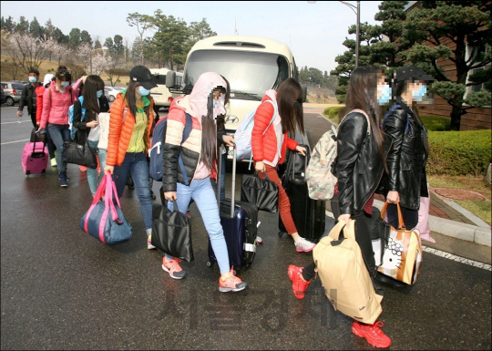 북한이 해외에서 운영하는 식당에서 집단 탈출한 종업원들이 지난 7일 서울에 도착해 모처로 이동하고 있다. 같은 식당에서 운영하는 종업원 13명이 집단으로 탈북해 국내에 들어온 것은 이번이 처음이다. /통일부 제공