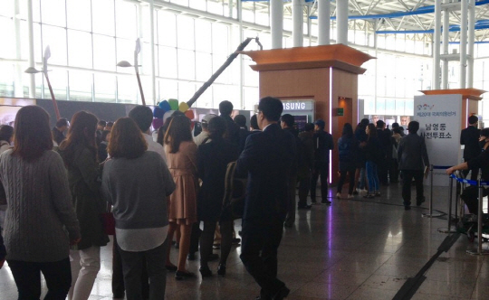 8일 오후 서울역에 설치된 남영동 사전투표소에서 30여명의 유권자들이 사전투표에 참여하기 위해 줄을 서 있다. /사진=박효정기자