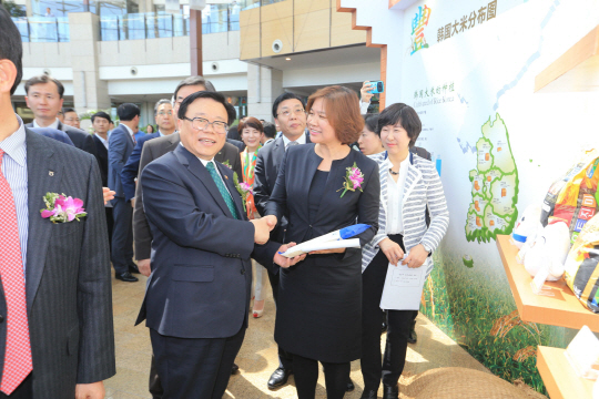 농림축산식품부는 지난 7일부터 2박 3일의 일정으로 중국을 방문 중인 이동필(가운데) 장관이 북경에 위치한 한국 농식품 수출홍보관을 방문했다고 8일 밝혔다. /사진제공=농림축산식품부