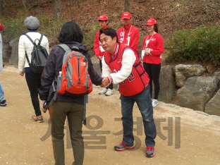 새누리당 이성헌(오른쪽) 서대문갑 후보가 8일 서울 서대문구 안산에서 주민과 악수하고 있는 모습. /박경훈기자