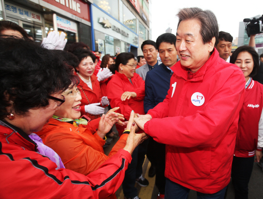 새누리당 김무성 대표가 9일 오후 경기도 성남시 모란시장 앞에서 성남중원 신상진 후보 지원유세를 마친 후 지지자들과 악수를 하고 있다. /연합뉴스