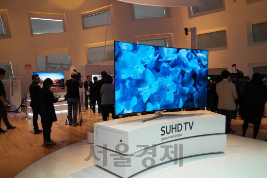 삼성전자의 2세대 퀀텀닷 SUHD TV가 전시된 모습. /사진제공=삼성전자