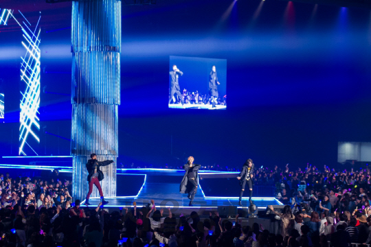 9일 일본 지바현 지바시 ‘마쿠하리 멧세’에서 열린 CJ의  ‘케이콘 재팬 2016’ 행사 중 한국 아이돌 그룹 위너의 공연에 일본 팬들이 환호하고 있다. /사진제공=CJ