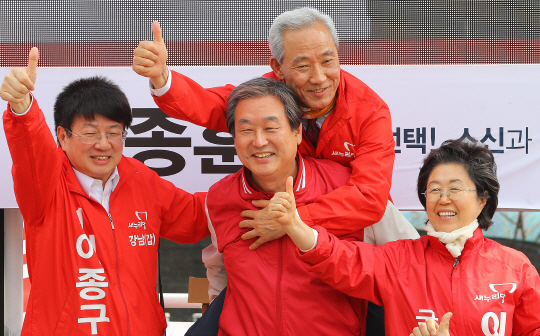 김무성 새누리당 대표가 10일 오후 서울 수서역 사거리에서 열린 새누리당 강남구 출마 후보 합동 지원 유세에서 김종훈 강남을 후보를 등에 업고 이종구 강남갑, 이은재 강남병 후보와 필승을 다짐하고 있다. /연합뉴스