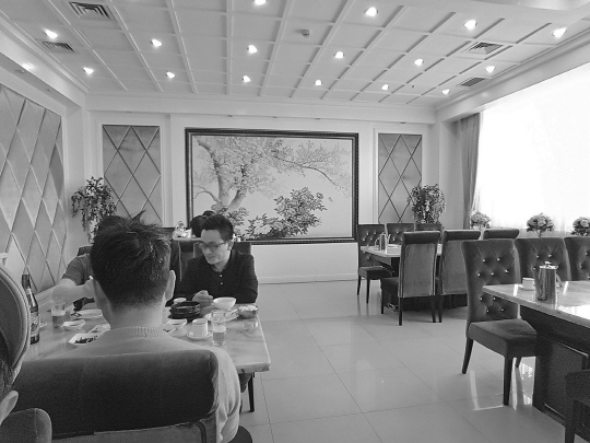 10일 베이징 차오양취에 위치한 평양 옥류관 식당은 주말에도 불구하고 비교적 한산한 풍경이다. 옥류관 2개층 가운데 1층은 김일성 주석 생일인 태양절(4월15일) 재개장을 앞두고 수리를 하느라 문을 닫았다. /베이징=홍병문특파원