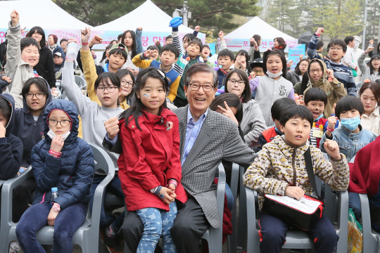 이동걸(앞줄 왼쪽 세번째) KDB산업은행 회장이 지난 9일 서울 여의도에서 열린 ‘창립 62주년 기념 복지시설과 함께 하는 사랑나눔 봄꽃축제’에서 행사에 참석한 어린이들과 기념촬영을 하고 있다. /사진제공=산업은행
