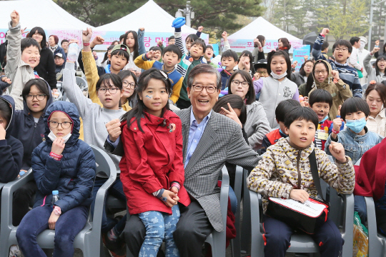 봄꽃축제에서 활짝 웃는 이동걸 産銀 회장