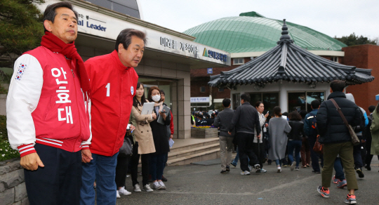 (울산=연합뉴스) 황광모 기자 = 김무성 새누리당 대표가 11일 오전 울산 동구 현대중공업 정문에서 울산 동구에 출마한 안효대 후보와 함께 한 출근길 유세에서 현대중공업 직원들에게 새누리당 지지를 호소하고 있다.