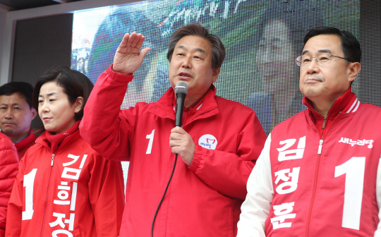 새누리당 김무성 대표가 11일 부산 연제구 연산교차로에서 김희정 후보 지지를 호소하고 있다. /부산=연합뉴스