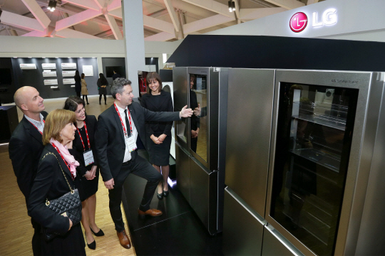 헝가리 부다페스트에서 열린 ‘이노페스트’ 행사에서 LG전자의 초프리미엄 제품 LG시그니처 냉장고를 거래처 관계자들이 살펴보고 있다./사진제공=LG전자