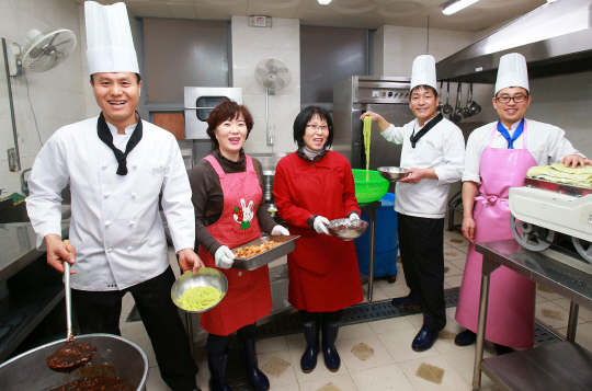 현대중공업 한마음회관 조리사들이 11일 울산 동구종합사회복지관을 찾아 어르신 180여명에게 드릴 자장면과 탕수육을 준비하고 있다. /사진제공=현대중공업