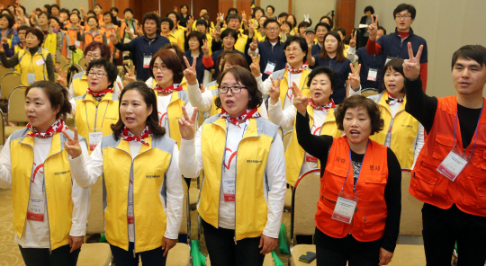 지난해 4월 서울 백범김구기념관 컨벤션홀에서 열린 2015 베이비부머 자원봉사자 발대식에서 각 지역 참석자들이 자원봉사자 선서를 하고 있다 /사진제공=연합뉴스