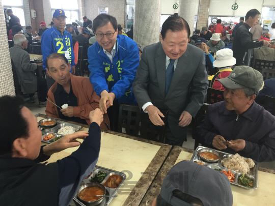 전북 전주병에 출마한 김성주 더불어민주당 후보가 11일 김원기 당 상임고문과 함께 전북 전주 덕진구의 덕진노인복지관에서 어르신들께 인사를 건네고 있다. /사진=진동영 기자