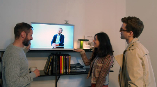 밀라노 가구박람회에 전시된 세리프 TV를 관람객들이 살펴보는 모습/사진제공=삼성전자