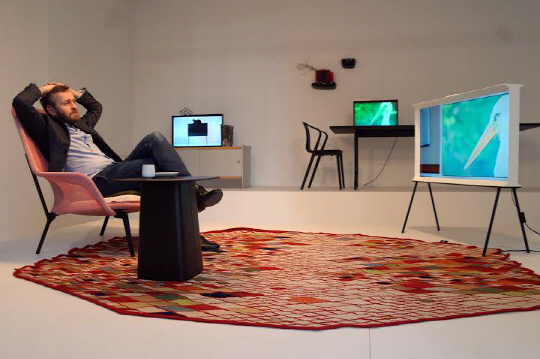 세리프 TV를 디자인한 에르완 부훌렉이 밀라노 가구 박람회에서 전시된 세리프 TV를 보는 모습/사진제공=삼성전자