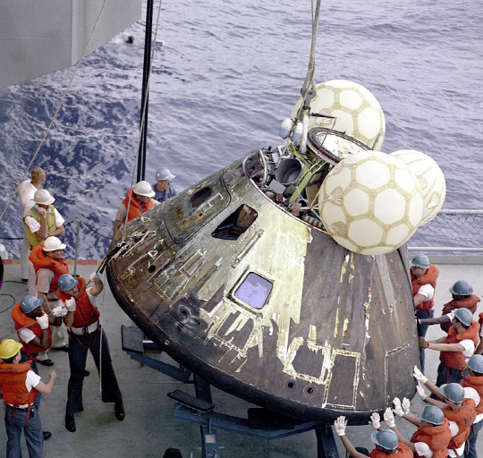 1970년 오늘 아폴로 13호가 달 탐사를 위해 발사됐다. 하지만 가스탱크가 폭발하는 사고가 발생해 아폴로 13호의 달 착륙은 실패했고 지구로 귀환하게 됐다. 사진은 태평양에 떨어진 아폴로13호 사령선. /출처=픽사베이