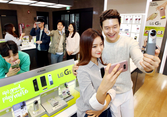 청담동에 위치한 LG베스트샵 강남본점에서 고객들이 최근 ‘LG G5’ 와 모듈기기(프렌즈)를 체험하고 있다. /사진제공=LG전자