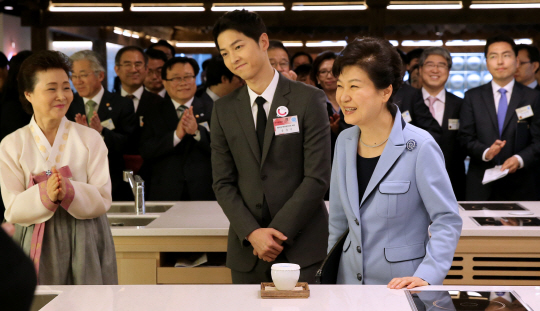 박근혜 대통령이 11일 서울 청계천로의 문화창조벤처단지에서 열린 K스타일허브 한식문화관 개관식에서 연기자 송중기와 함께 한식 조리를 체험한 뒤 참가자들과 대화를 나누고 있다. /연합뉴스