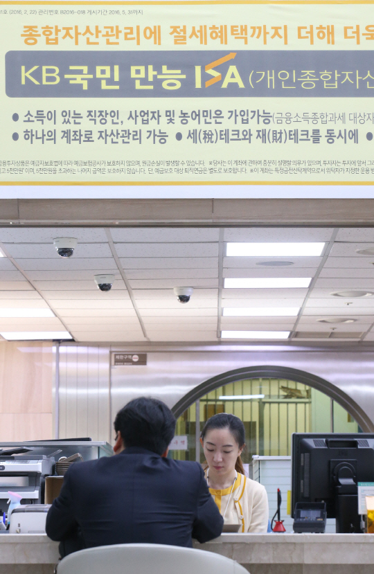 은행 '불완전판매 논란 일라'…가입 권유 신중