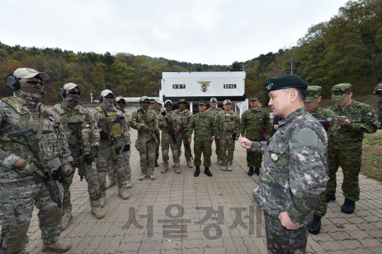 이순진 합참의장이 11일 해군 특수전전단을 방문, “적이 무모한 도발을 하면 그에 상을하는 대가를 반드시 치를 수 있도록 단호하게 응징해야 할 것”이라고 강조하고 있다.