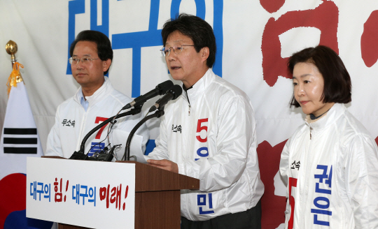 (대구=연합뉴스) 김준범 기자 = 대구 무소속 3인방 유승민(동구 을·가운데), 류성걸(동구 갑·왼쪽), 권은희(북구 갑·오른쪽) 후보가 11일 오전 동구 유승민 선거 사무소에서 공동 기자회견을 열고 지지를 호소하고 있다.