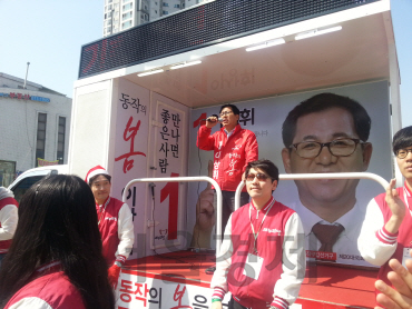 새누리당 이상휘 후보가 11일 서울 동작구 본동 래미안트윈파크단지 앞에서 새누리당 응원단과 함께 유세에 나서고 있다. /박경훈기자