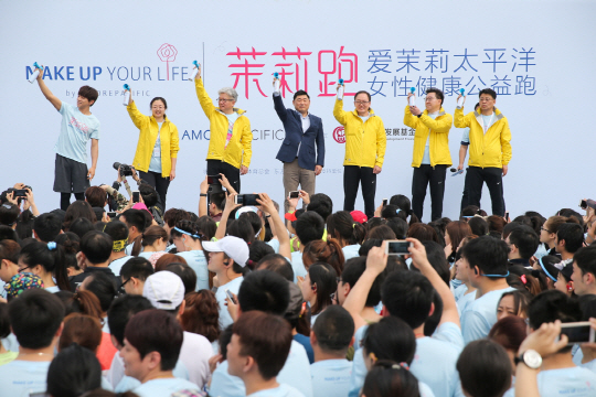 지난 10일 중국 상하이에서 개최한 제1회 여성 건강 마라톤 ‘모리파오’ 행사에서 배동현(오른쪽 세번째) 아모레퍼시픽그룹 사장과 한석희(// 네번째) 주상해총영사관 총영사가 참가자를 응원하고 있다./사진제공=아모레퍼시픽