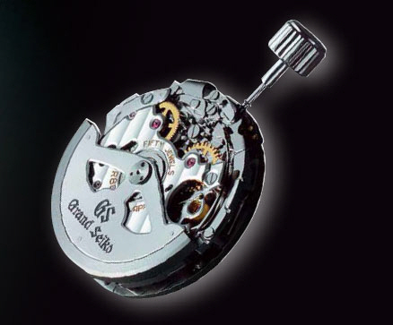쿼츠와 기계식의 장점을 모두 갖춘 스프링 드라이브 무브먼트. 기계식 시계의 특징인 로터와 쿼츠 시계의 특징인 전자 코일(3시 방향)을 동시에 확인할 수 있다. 1999년 출시됐다.