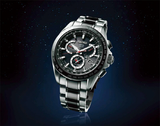 2012년 출시된 Seiko Astron GPS Solar SSE041J. 가장 최신의 쿼츠 기술인 자가발전형(태양광 충전) 모델이다. GPS 시간 조정 장치가 탑재돼 있어 휴대할 수 있는 시계들 중 가장 높은 신뢰도를 자랑한다.