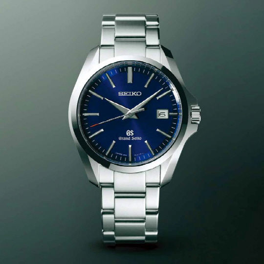 Grand Seiko Quartz SBGX087J. ‘쿼츠, 그 이상의 쿼츠’를 목표로 개발된 9F 무브먼트가 사용됐다. 9F 무브먼트는 트윈 펄스 콘트롤 모터와 수퍼 실드 캐빈을 사용하고 스프링 레버 구조를 채택했다.