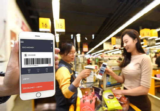 이마트의 한 매장에서 고객이 ‘SSG페이’를 사용해 대금을 결제하고 있다. 이마트는 최저가 경쟁 외에 서비스 확대에도 열을 올리고 있다. SSG페이는 이마트, 신세계 백화점, 위드미 편의점 등 신세계그룹 계열 유통채널 모두에서 사용 가능한 간편결제 앱서비스다.