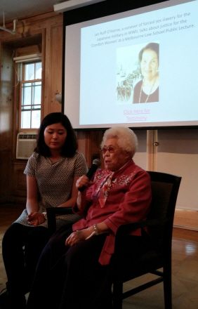일본군 위안부 피해자인 이옥선(90) 할머니가 9일(현지시간) 뉴욕 롱아일랜드 나소카운티의 홀로코스트센터에서 2차대전 당시 일본군 위안부로 겪었던 고통을 이야기하고 있다. /사진제공=나눔의집